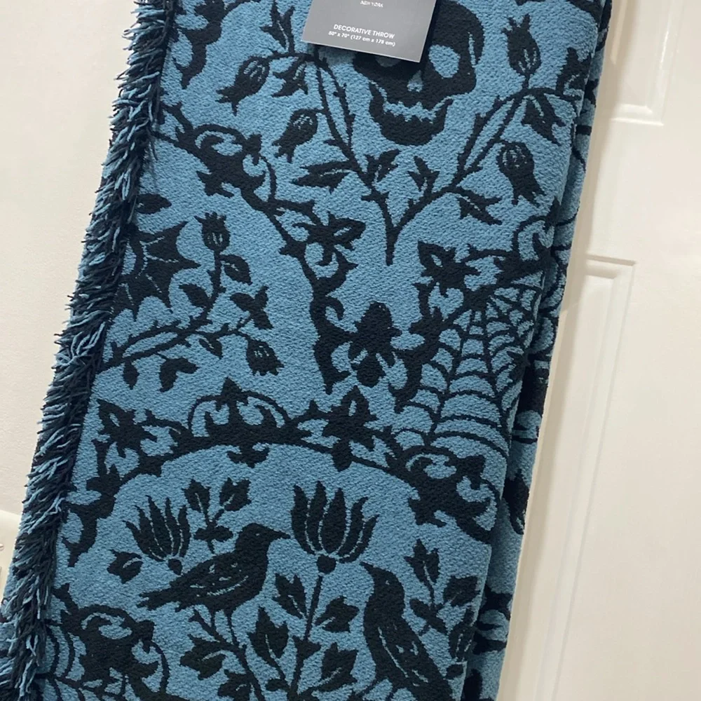 NWT. Cynthia Rowley, decorative throw blanket.